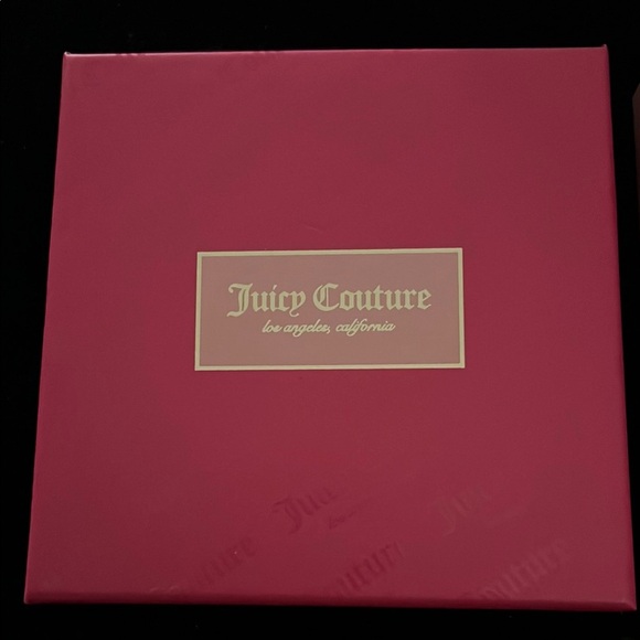 Juicy Couture Gold Charm Bracelet with Heart and Key Charms new in a box - Picture 2 of 2